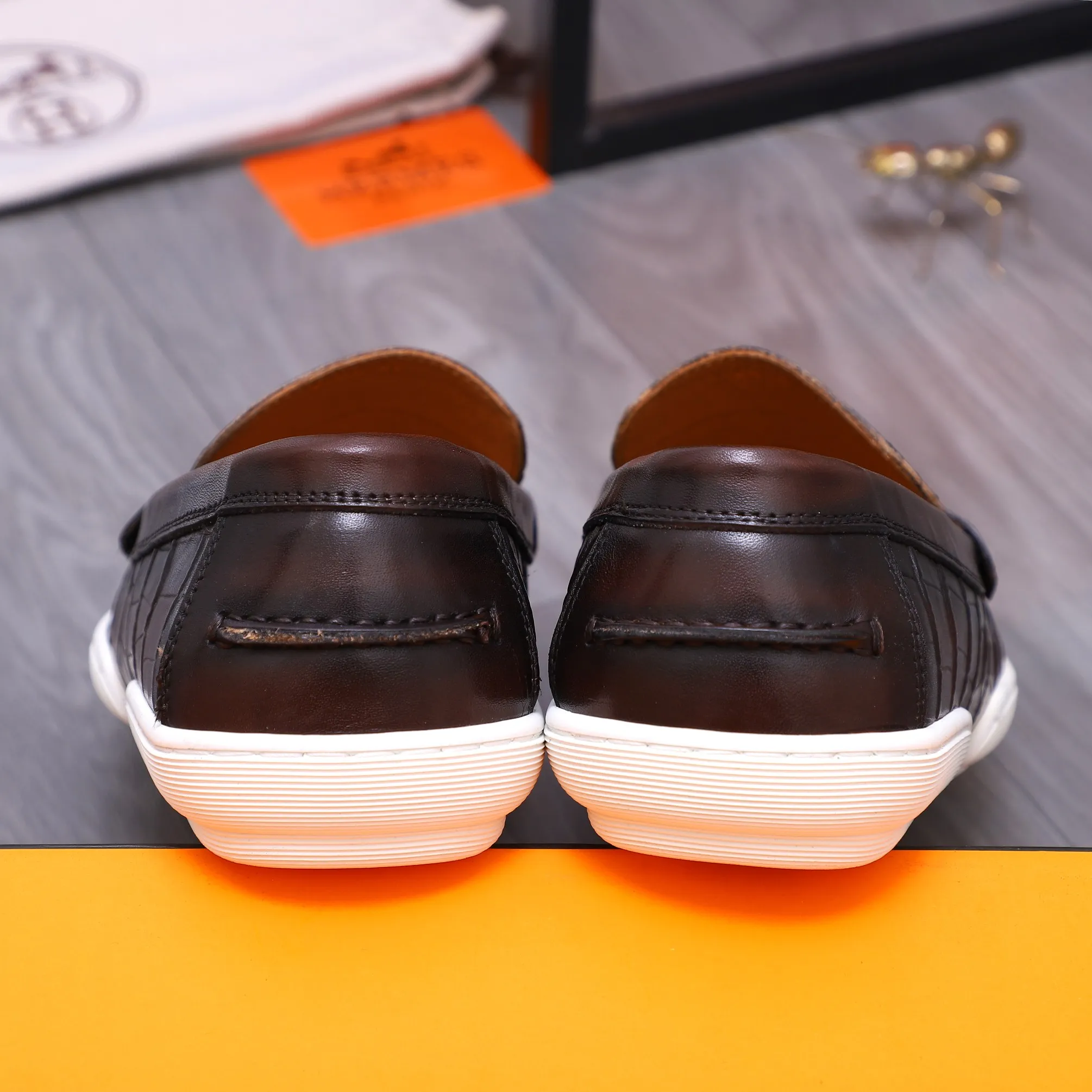 Men's shoes 💰500 Product trademark: HERMES "Hermes" casual slip-on leather shoes Regular size: 38-46 (45.46 custom-made, non-returnable) Product materials: Selected high-quality stone grain cowhide upper, cowhide lining, original outsole